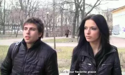 Пикаперы сняли русскую девушку и уговорили ее на групповое порево на камеру